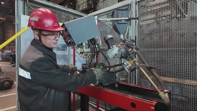 Сотрудники участка по ремонту горного оборудования ЛГОКа осваивают новую наплавочную установку