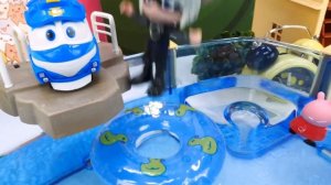 Мультик из игрушек -  Свинка Пеппа и супер крылья Диззи - Уроки плавания в Детском садике