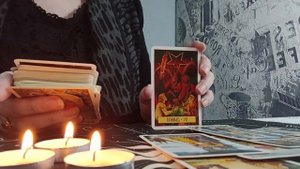 Любовный треугольник. Что происходит и кого он выберет? Расклад Таро