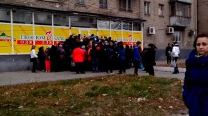Очередь в магазин одежды ( Днепропетровск ) проспект Правды