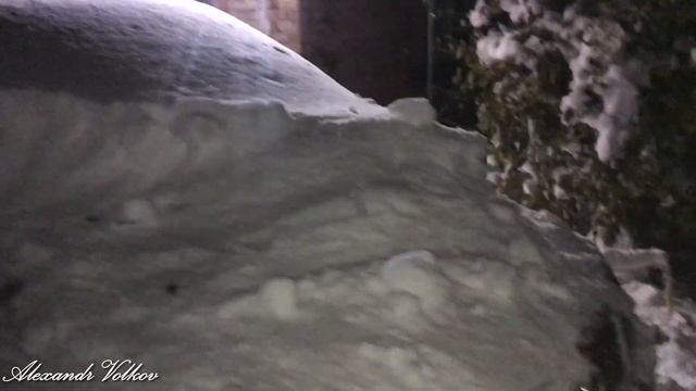 Дети играют снег и AUDI A6 C5 чистить снег.