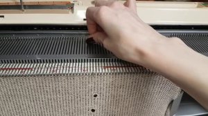 МК Стильный жилет на однофонтурной вязальной машине