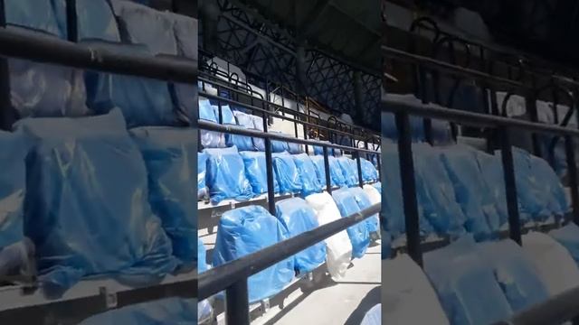 На новым стадионе кто первым играют фудбол