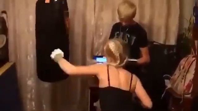 Девочка ударила в печень парню