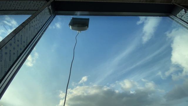 Робот Мойщик окон. Прямо на окне, вдоль и поперек, как м смотреть онлайн