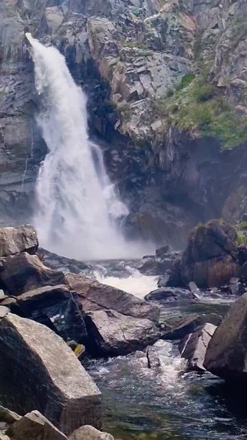 Водопад Куркуре в долине реки Чулышман.  Республика Алтай. Август.
