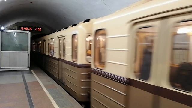 Ретропоезд "Сокольники" отправляется со станции Лубянка (05.01.2023) [архив]