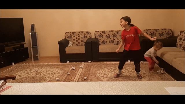 Адвент календарь  11 декабря  Играем в снежный бой бумажными снежками