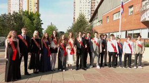 Для российских школьников звенит последний звонок