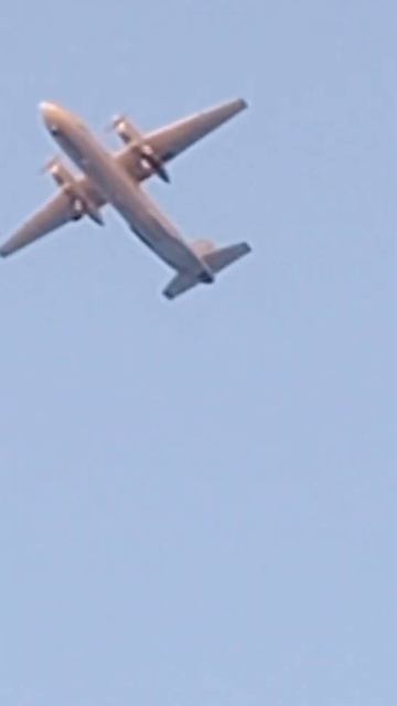 Низкий полёт ан 26 заход на посадку на аэродром над зас? смотреть онлайн