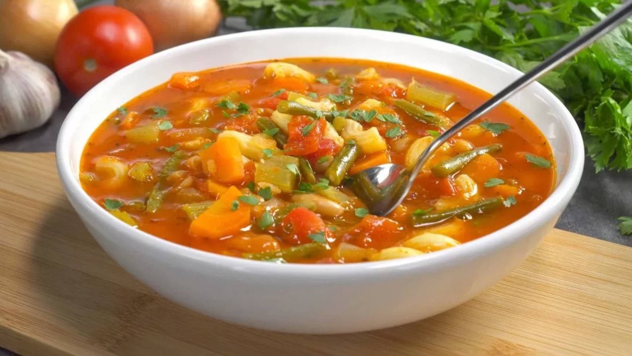 Знаменитый МИНЕСТРОНЕ - итальянский суп из овощей с макаронами. Сытно и легко! Рецепт Всегда Вкус смотреть онлайн