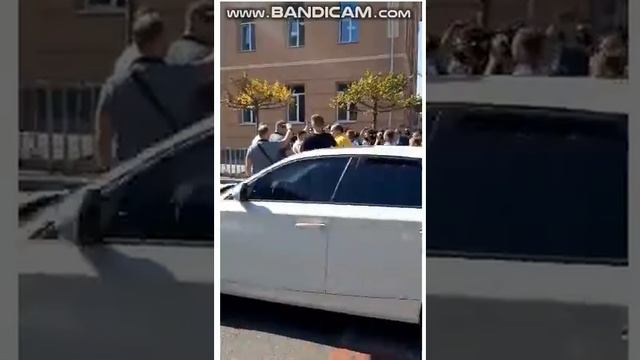 Вот так себя ведуть порохоботы и псевдопатриоты. смотреть онлайн