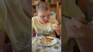 Мукбанг. Жареная со специями зубатка, салат с редиской
