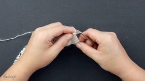 Красивый, ажурный, легкий палантин спицами. (HD + субтитры)