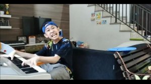 мальчик с ума сошел играет на пианино сложная песня