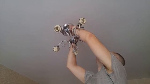 Установка люстры из Hoff на платформу натяжного потолка. смотреть онлайн