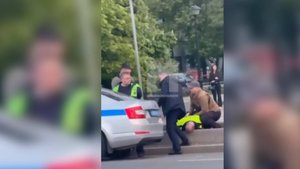 «Жесткий прием»: в Москве инспекторов ДПС уложили лицом в асфальт