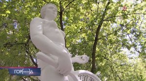 Советскую скульптуру теннисистки вернули во двор дома в Щукине / Город новостей на ТВЦ