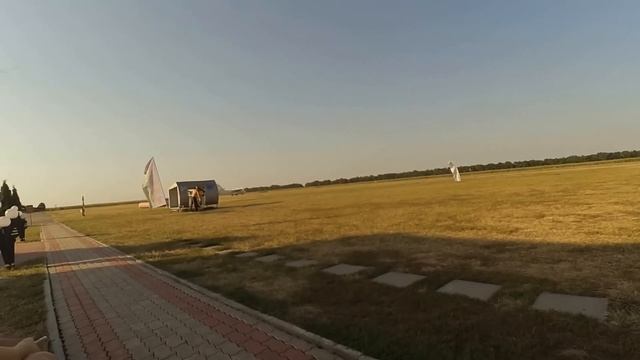 Едем смотреть на парашютистов.We're going to look at the parachutists смотреть онлайн