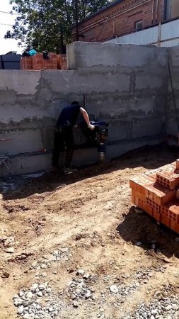 Ручная строительная техника в деле.