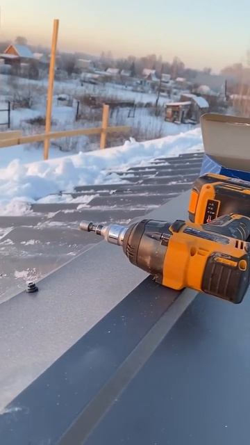 Подшив торцов крыши #стройка #строюдом #строюсам #крыш? смотреть онлайн