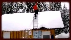 Мужика засыпало снегом с крыши  Прикольное видео!