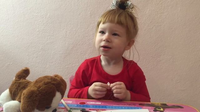 Настя готовится к Новому году поет песенку Семья пальчиков делает снежинки и гирлянду из бумаги смотреть онлайн