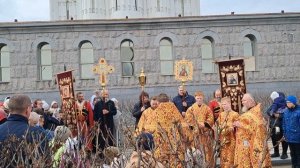 Крёстный ход вокруг Троицкого кафедрального собора в Магадане 11 мая 2025 г.
