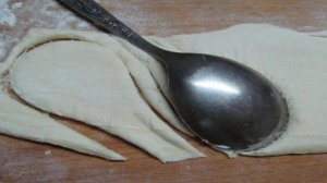 Закуска из слоеного теста с форелью