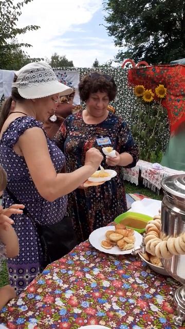 Угощения в парке по случаю медового Спаса . смотреть онлайн