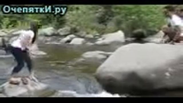 Неуклюжая девушка на камнях смотреть онлайн