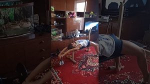 Пуловер с гирей.