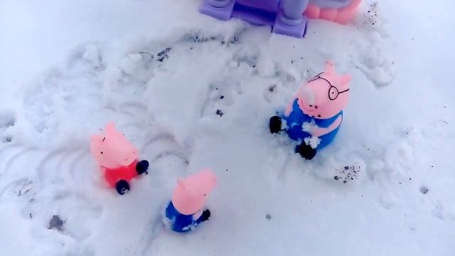 Peppa Pig Свинка Пеппа и Джордж играют на улице в снежки смотреть онлайн