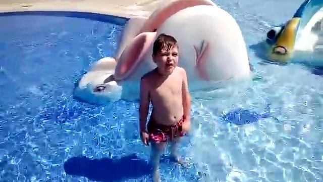 Роберт в бассейне Hotel Casino Royal.Северный Кипр 2016 смотреть онлайн