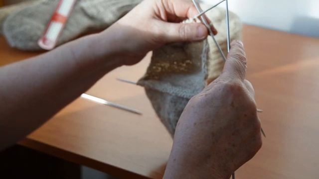 Вяжем пятку носка (заканчиваем вязать пятку) смотреть онлайн