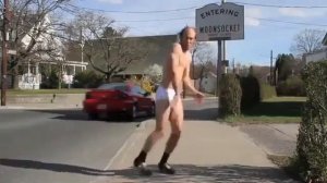 Мужик в трусах танцует на улице