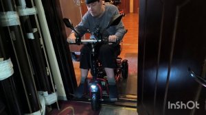 Мелкий скутер, попытка выехать (Small, trying to leave). Скутеры для инвалидов. Mobility 
scooters.