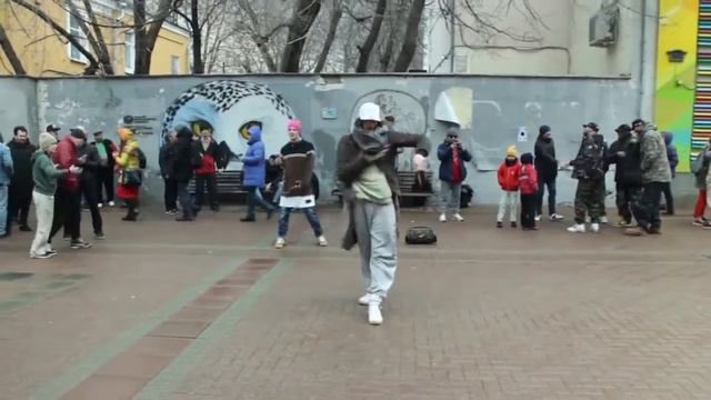 Брейк данс на старом Арбате.  1 апреля 2019. смотреть онлайн