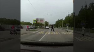 ❗️Неадекват чуть не сбил ребенка на пешеходном переходе