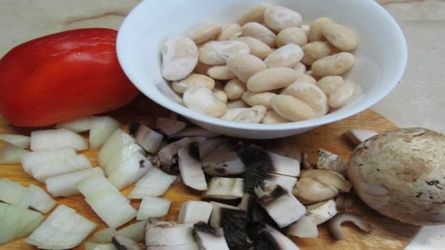 Салат с фасолью и грибами