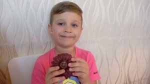 Диана и Рома -Диана и Рома играют в шоколадный челлендж и учатся различать съедобное от несъедобного