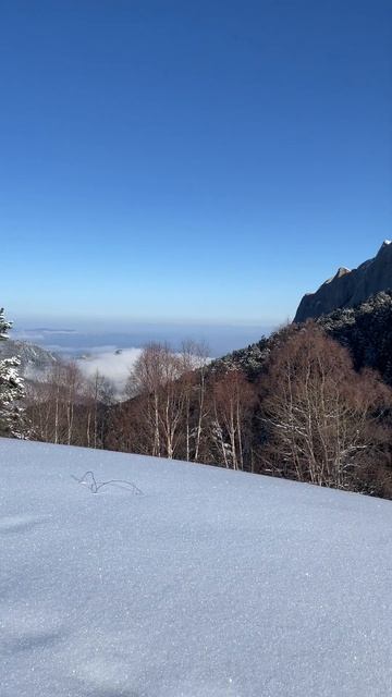 Панорама Малого Тхача и Фишт-Оштенского массива с обзорной точки на балагане Ветренный смотреть онлайн