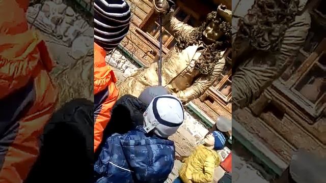 Живая бронзовая статуя пугает людей в Москве.