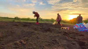 ЖИЗНЬ В ГЛУШИ. КАК МУЖ СДЕЛАЛ ГНЁЗДА ДЛЯ КУР ИЗ ХЛАМА. САЖАЕМ ОГОРОД.