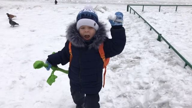 зимняя прогулка в парке.Играем в снежки смотреть онлайн