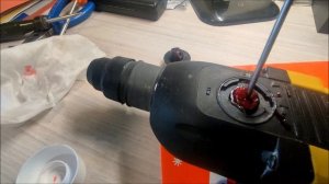 Снятие кнопки переключения режимов работы перфоратора КАЛИБР ЭП-800/26М