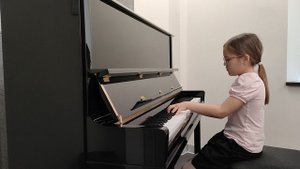 Л. В. Бетховен Сонатина фа мажор, 1 часть. Елена 1 класс, 7 лет.mp4