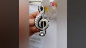 Брошь ручной работы из бисера, жемчуга / Брошь "Скрипичный ключ"/ Подарок учителю музыки