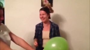 Девушка лопает воздушный шарик руками//Girl pop balloon with her hands