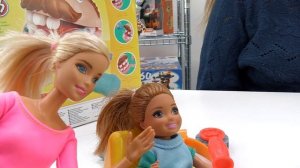 Видео для девочек - Куклы Барби и Челси в магазине игрушек